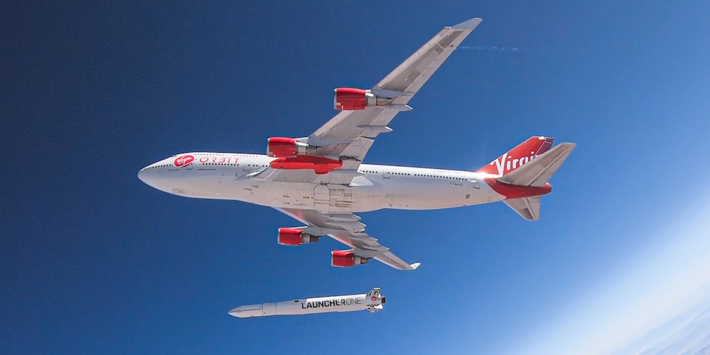 Het losmaken van de LauncherOne raket van de Boeing 747 van Virgin Orbit.