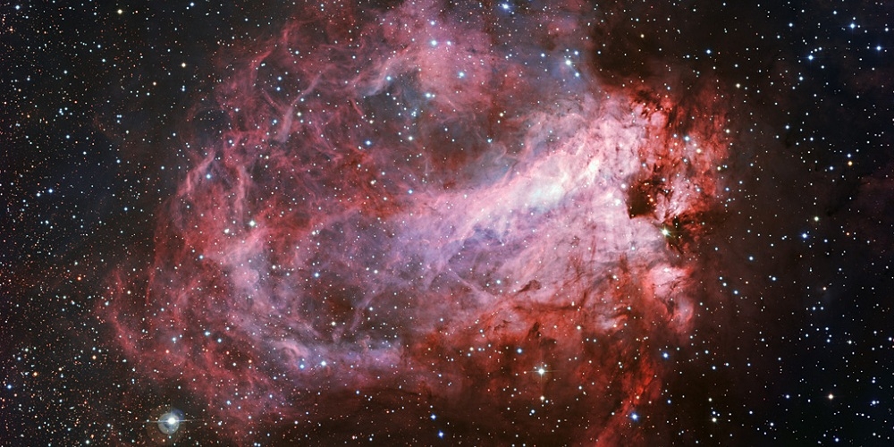 Deze opname van het rozerode stervormingsgebied Messier 17 is vastgelegd met de Wide Field Imager van de 2,2-meter MPG/ESO-telescoop van de ESO-sterrenwacht op La Silla in Chili