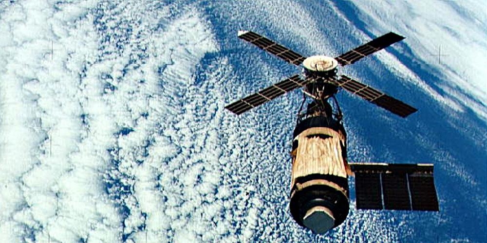 Het Skylab ruimtestation in een baan om de Aarde