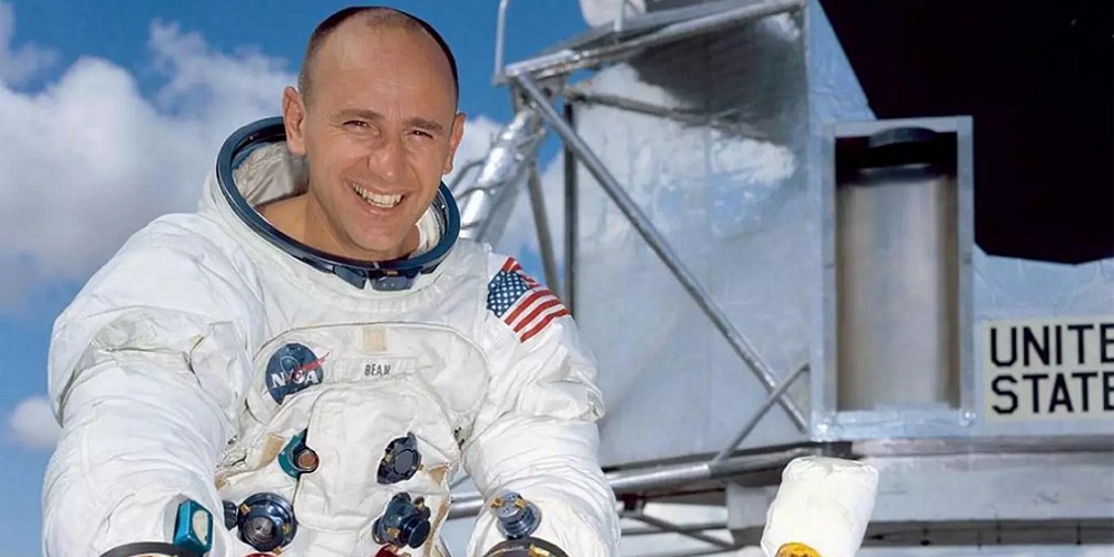 De Amerikaanse astronaut Alan Bean poseert voor de Maanlander