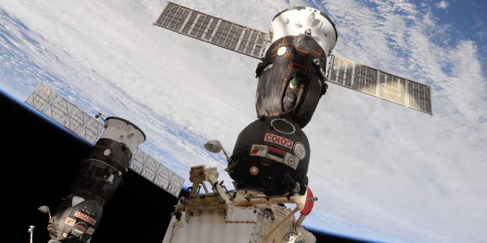 Sojoez ruimtecapsule gekoppeld aan het ISS
