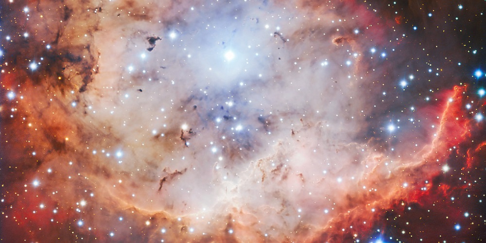 Deze foto van het actieve stervormingsgebied NGC 2467 – ook wel de Doodshoofd-met-gekruiste-beenderen-nevel genoemd – is even onheilspellend als mooi. 