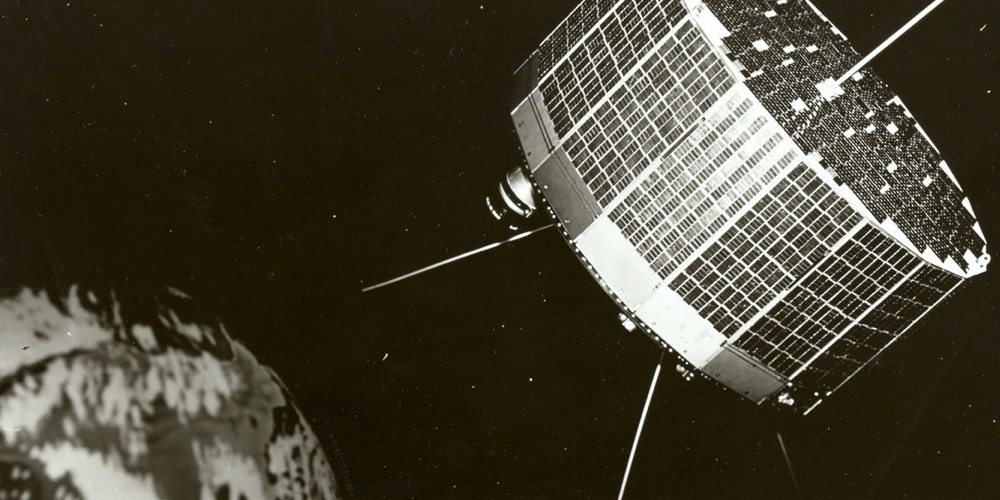 Artistieke impressie van de TIROS-1 satelliet in een baan om de Aarde
