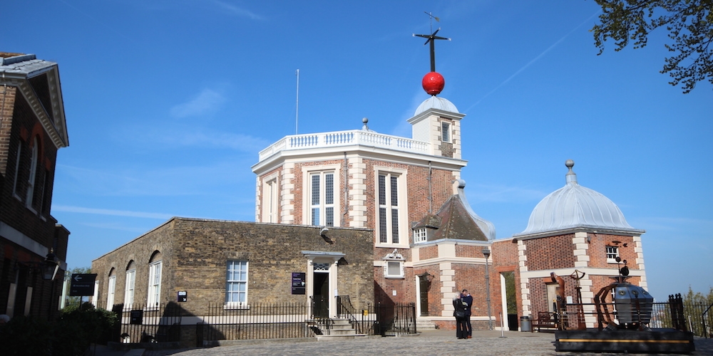 Sinds 28 oktober 1833 dient de rode tijdbal op de Octagon Room van Flamsteed House op de sterrenwacht van Greenwich als tijdsreferentie voor de chronometers aan boord van schepen op de rivier Thames