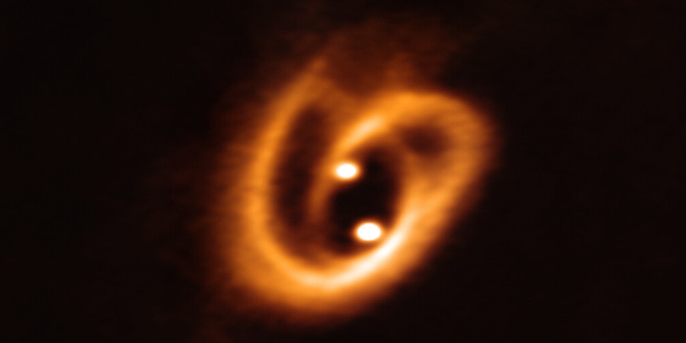 De Atacama Large Millimeter/submillimeter Array (ALMA) heeft deze unieke opname gemaakt van twee circumstellaire schijven waarin twee babysterren aan het groeien zijn.