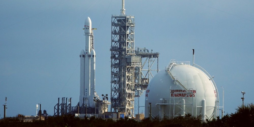 De eerste Falcon Heavy raket staat klaar op het Kennedy Space Center