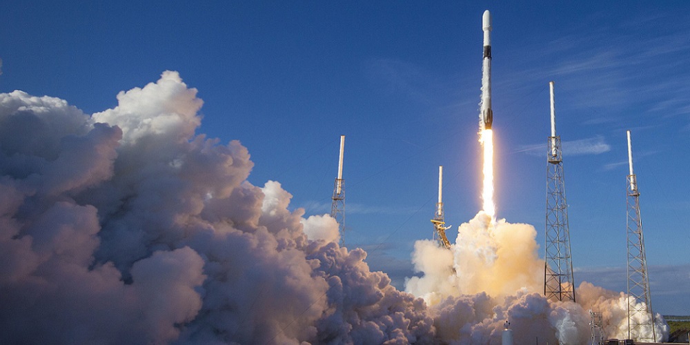 Lancering van een Falcon 9 raket met 60 Starlink satellieten.