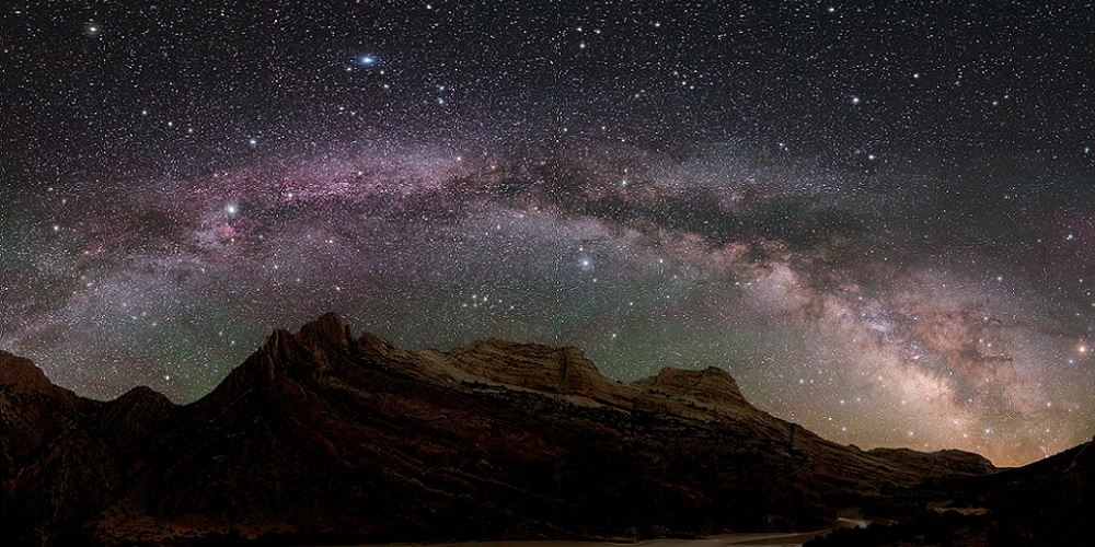 De Melkweg is duidelijk te zien over het Dinosaur National Monument in Colorado.