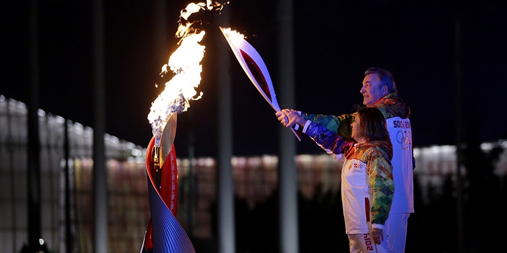 Irina Rodnina en Vladislav Tretyak ontsteken de Olympische vlam