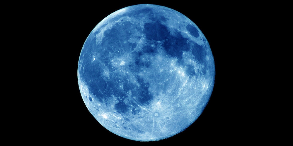 Een 'blauwe maan' is dus geen echte blauwe maan maar een term uit de volksmond. 
