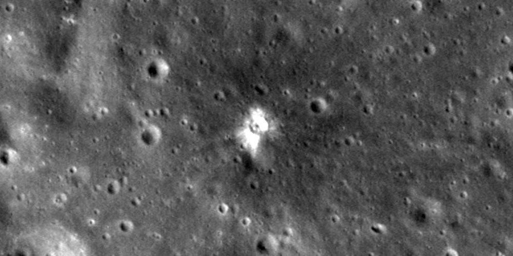 De nieuwe inslagkrater op de Maan