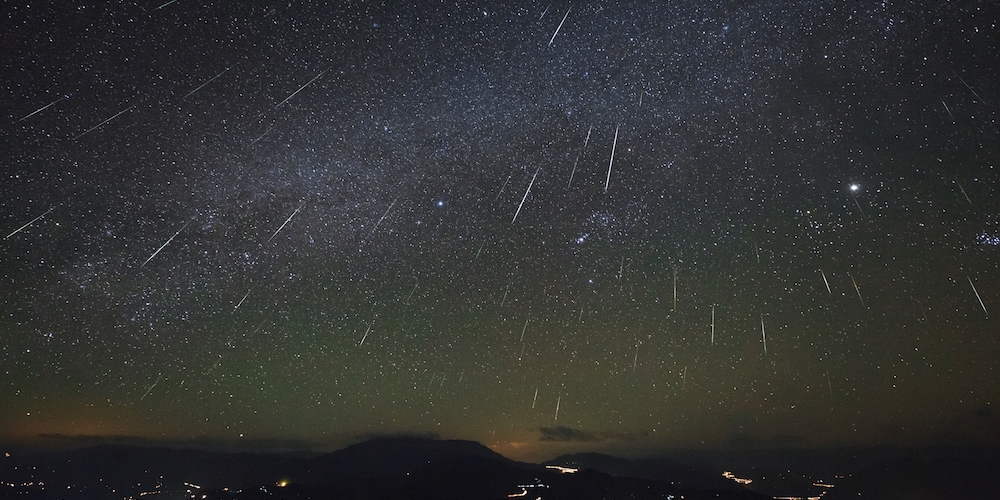 Samengestelde foto van meerdere opnamen van Geminiden meteoren
