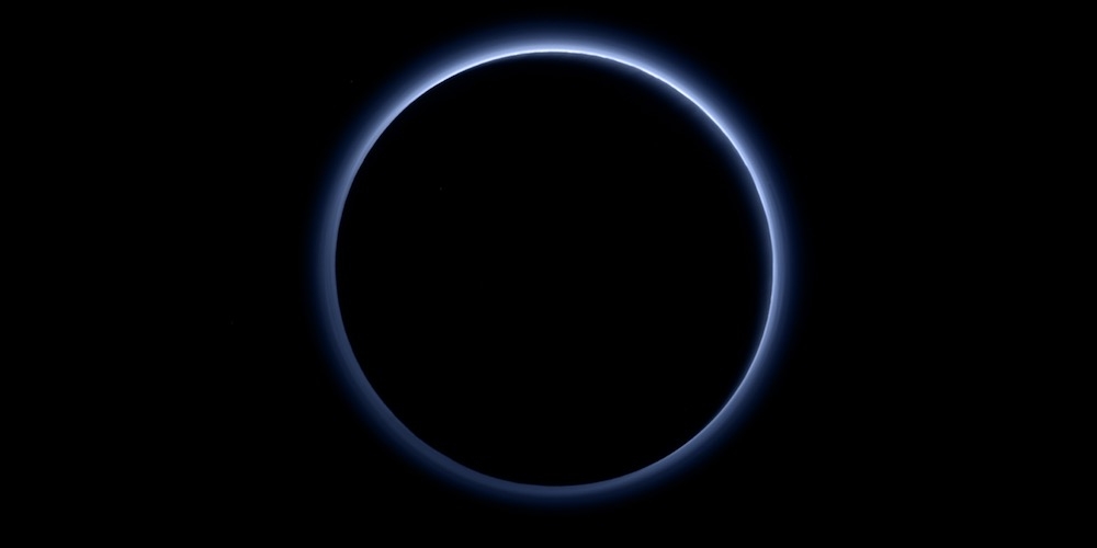 De prachtige blauwgekleurde lucht gefotografeerd met New Horizons Ralph/Multispectral Visible Imaging Camera (MVIC)