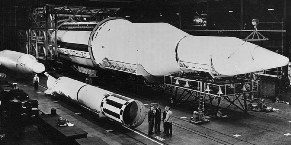 De eerste Saturn I rakettrap wordt klaargemaakt voor zijn testvlucht