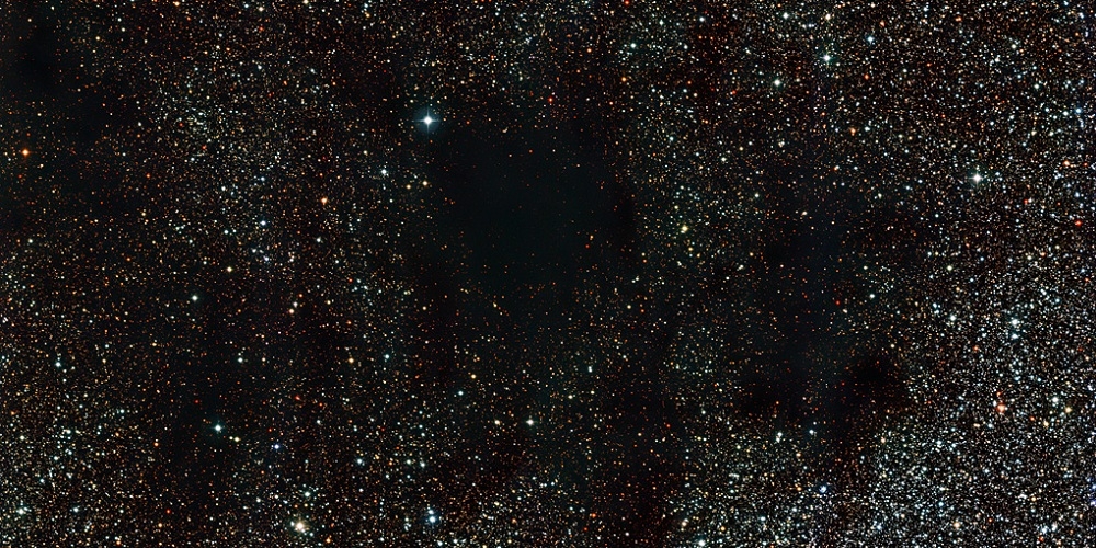 Deze opname, gemaakt met de Wide Field Imager van de 2,2-meter MPG/ESO-telescoop, toont een deel van een enorme wolk van stof en gas die bekendstaat als de Kolenzaknevel