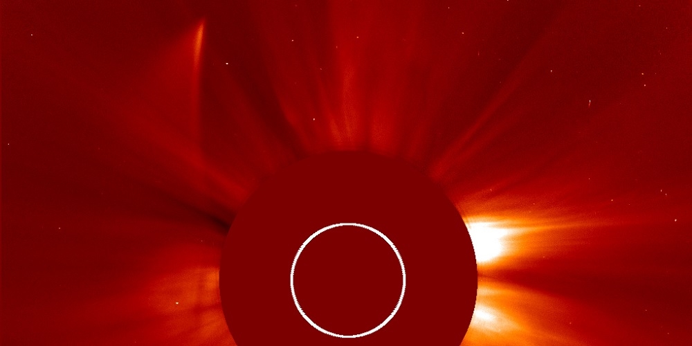 Op dit SOHO-beeld duiken restanten van komeet ISON linksboven de Zon terug op