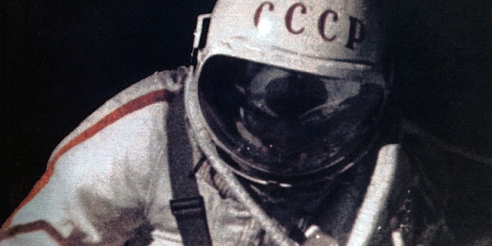 Kosmonaut Leonov tijdens 's werelds eerste ruimtewandeling