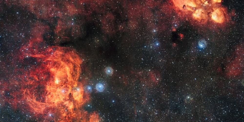 Deze spectaculaire opname van de VLT Survey Telescope toont de Kattenpootnevel (NGC 6334, rechtsboven) en de Kreeftnevel (NGC 6357, linksonder).