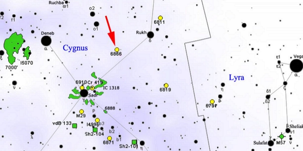 De locatie van KIC 8462852 aan de sterrenhemel, de ster bevindt zich ten noordoosten van NGC 6866 (rode pijl)