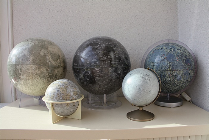 Moon globes