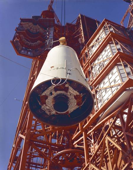 De maanlander wordt bovenop de Saturn IB raket gemonteerd