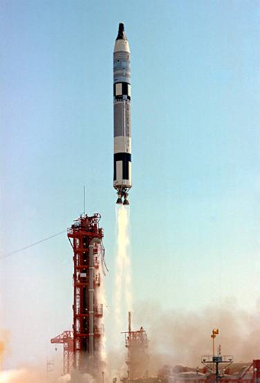 Lancering van de Gemini 4 ruimtecapsule.