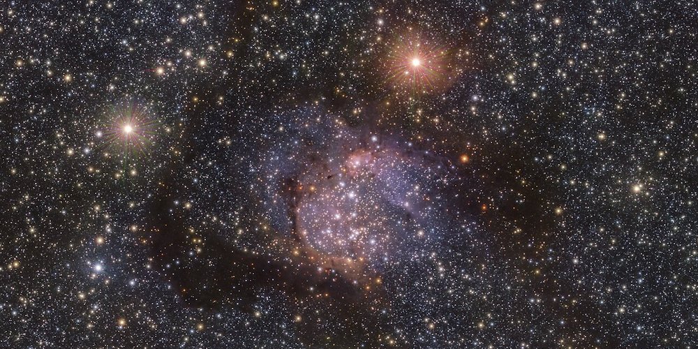 Deze opname van de spectaculaire Sh2-54-nevel is in infraroodlicht vastgelegd met ESO’s VISTA-telescoop op Paranal in het noorden van Chili. 